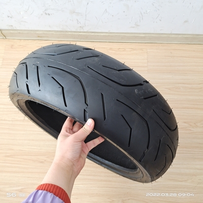 Η εμπειρία είναι ασύγκριτη με το 180/55/17 TL ελαστικό χωρίς σωλήνα για μοτοσυκλέτες και την πίεση αέρα 280kpa.