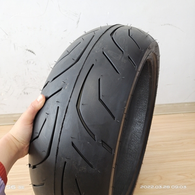 Η εμπειρία είναι ασύγκριτη με το 180/55/17 TL ελαστικό χωρίς σωλήνα για μοτοσυκλέτες και την πίεση αέρα 280kpa.