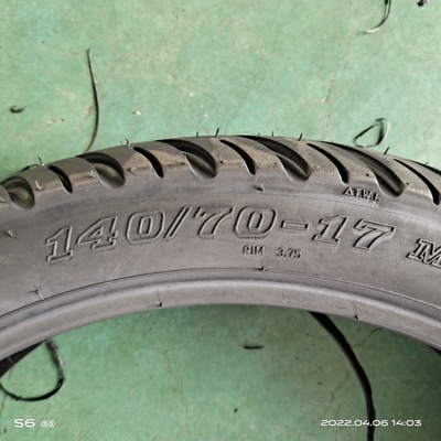 140/70-17 8 Ply Rate Μαύρο ελαστικό μοτοσικλέτας 18 ιντσών Κατασκευασμένο για φόρτωση Λιμάνι Τσιντάο