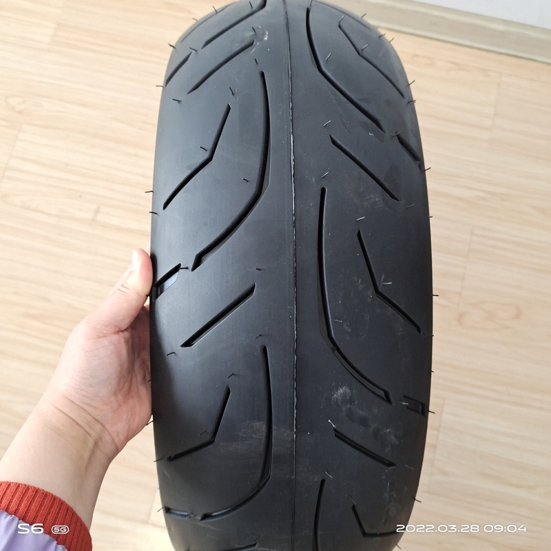 Η εμπειρία είναι ασύγκριτη με το 180/55/17 TL ελαστικό χωρίς σωλήνα για μοτοσυκλέτες και την πίεση αέρα 280kpa.