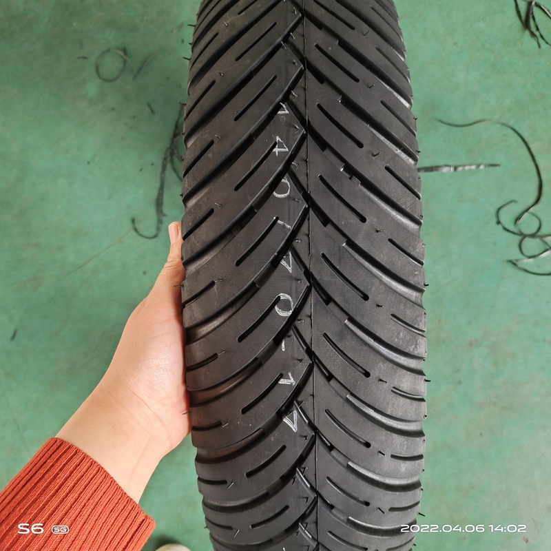 140/70-17 8 Ply Rate Μαύρο ελαστικό μοτοσικλέτας 18 ιντσών Κατασκευασμένο για φόρτωση Λιμάνι Τσιντάο