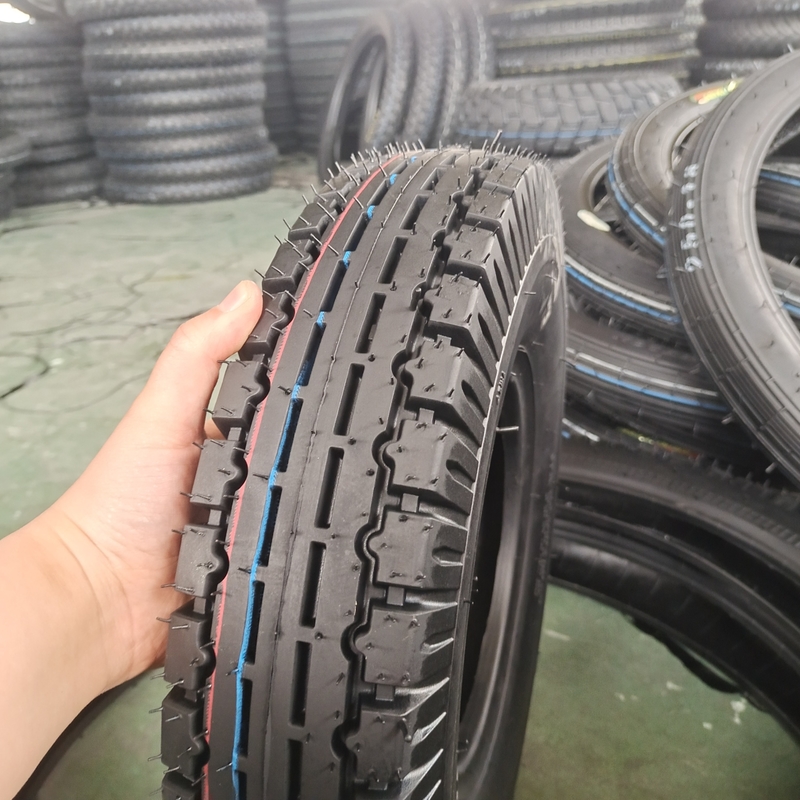 Πάρτε το λάστιχο της Bajaj Three Wheels 4.00-8 αντικατασταθεί με ένα