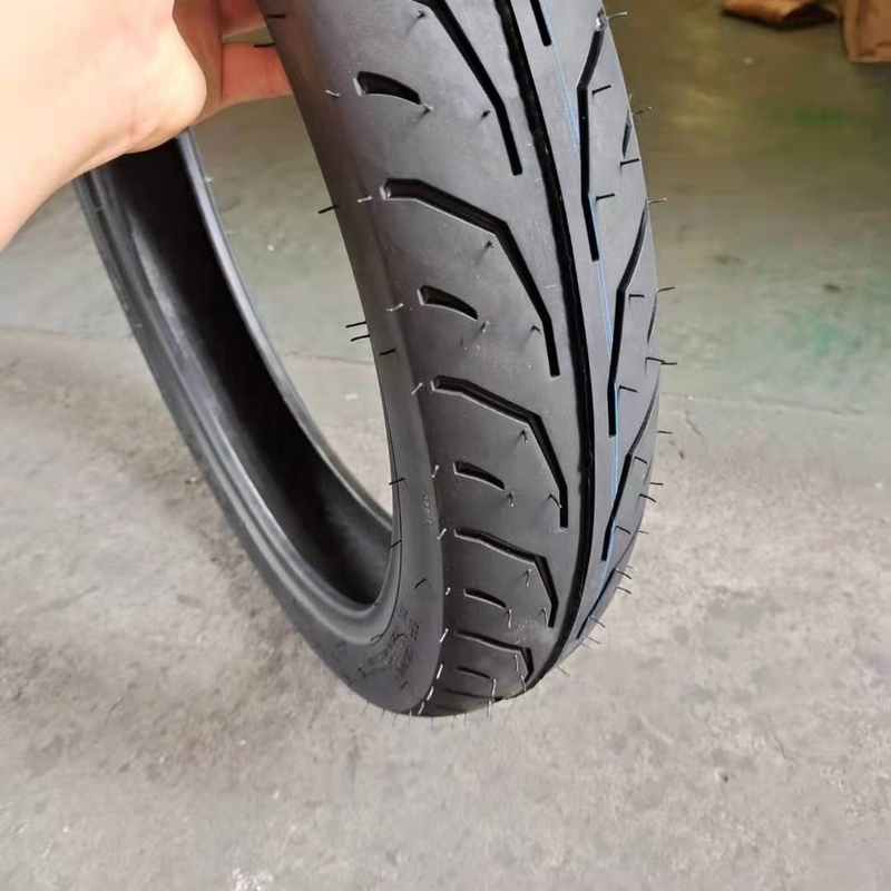 Λιμάνι φόρτωσης Τσιντάο Natrual Rubber 17 ιντσών 90/90-17 8 στρώσεων ελαστικό μοτοσυκλέτας κατασκευασμένο